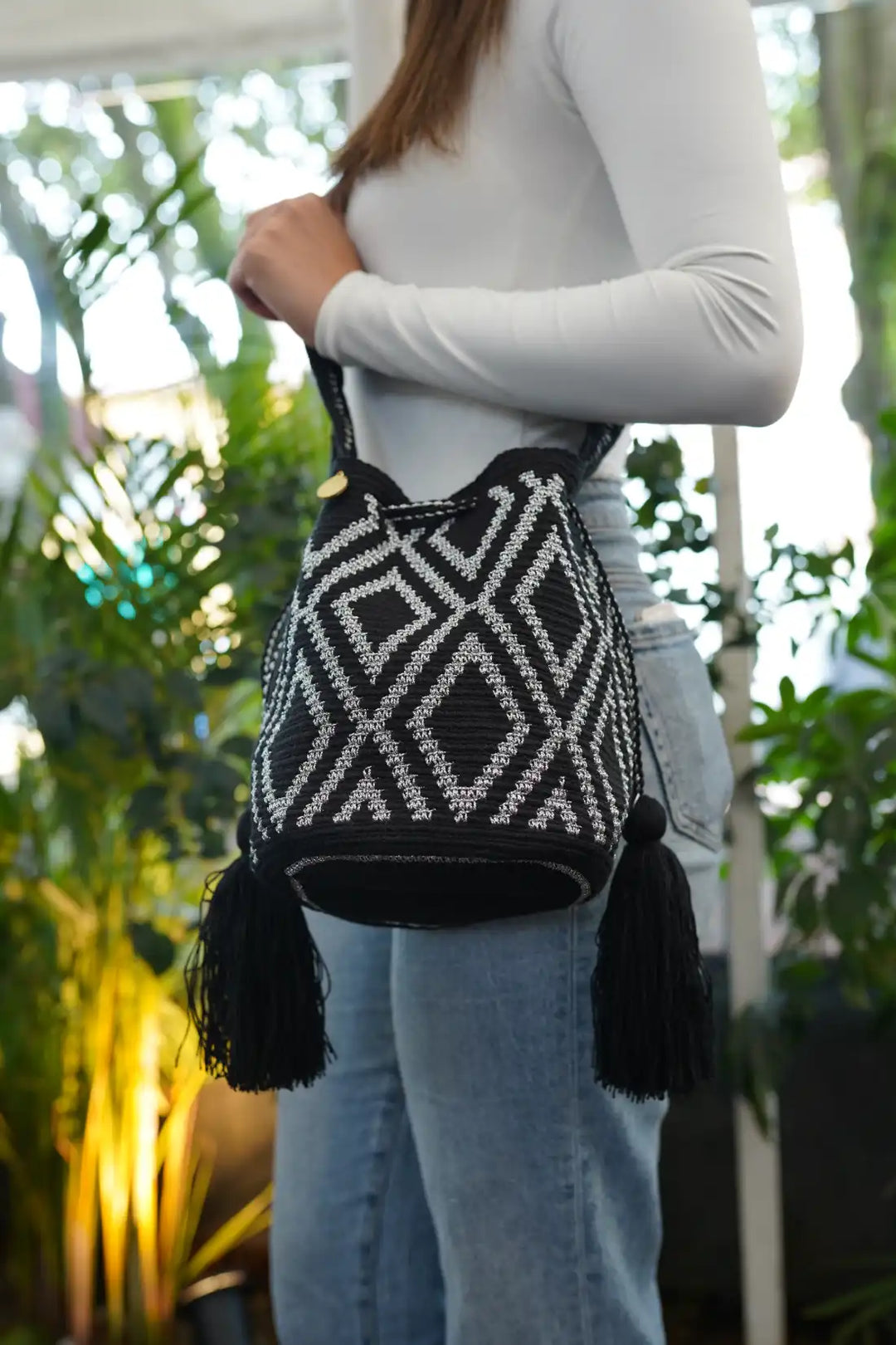 Mütsiiya – Mochila Wayuu con diseño brillante en negro y plateado