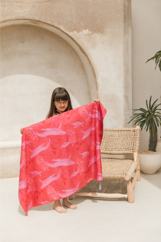 MANTTA TOALLA PLAYERA DE MICROFIBRA BALLENA CORAL