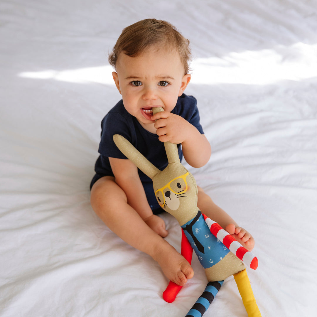 LA PEQUEÑA GALERIA 7707502002299 PEL3127L PELUCHE CONEJO RAFAEL