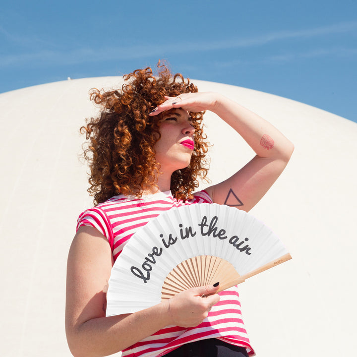 18 RAZONES  ABANICO LOVE IS IN THE AIR BLANCO Y NEGRO