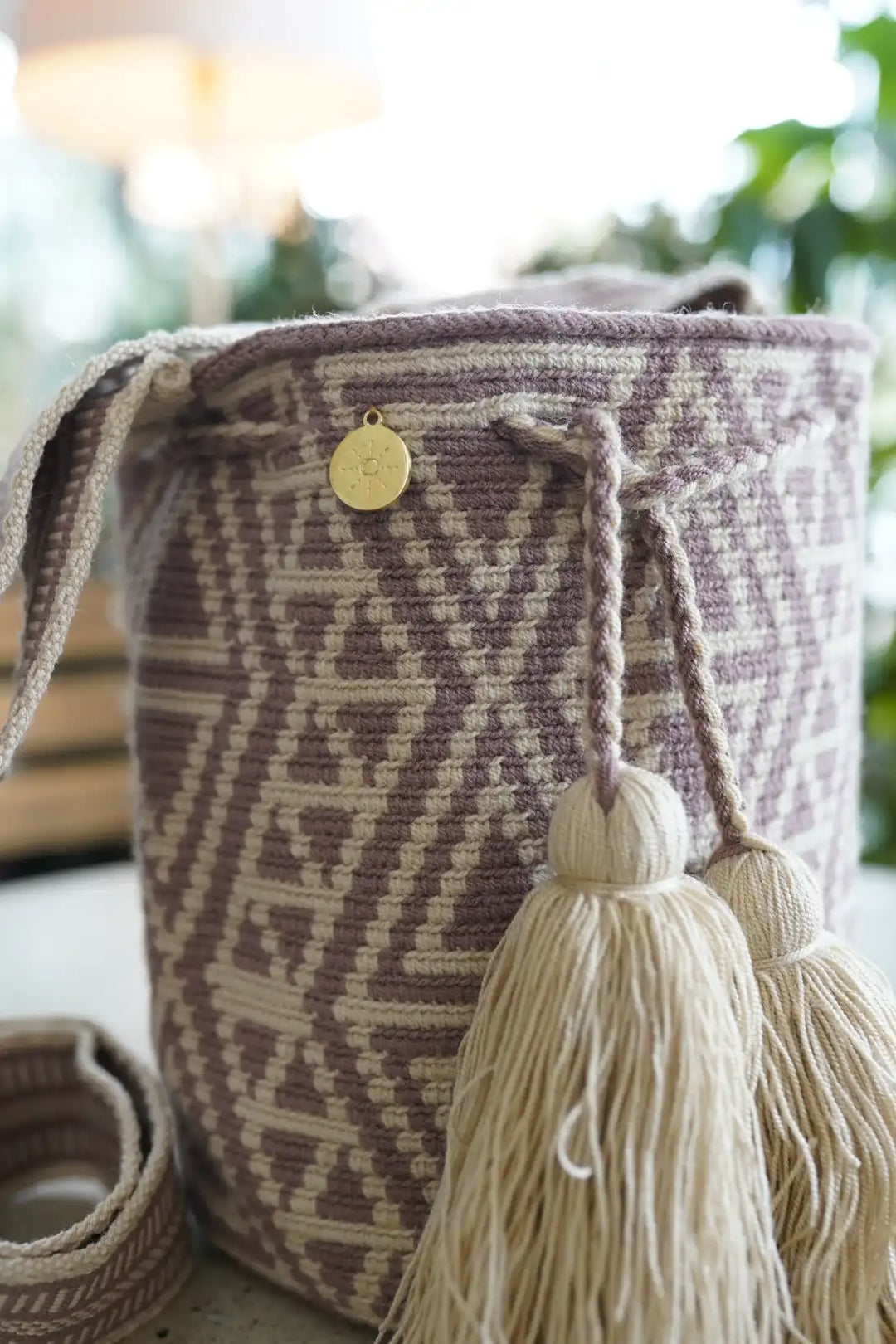 Ainmajay – Mochila Wayuu tradicional mediana en tonos suaves