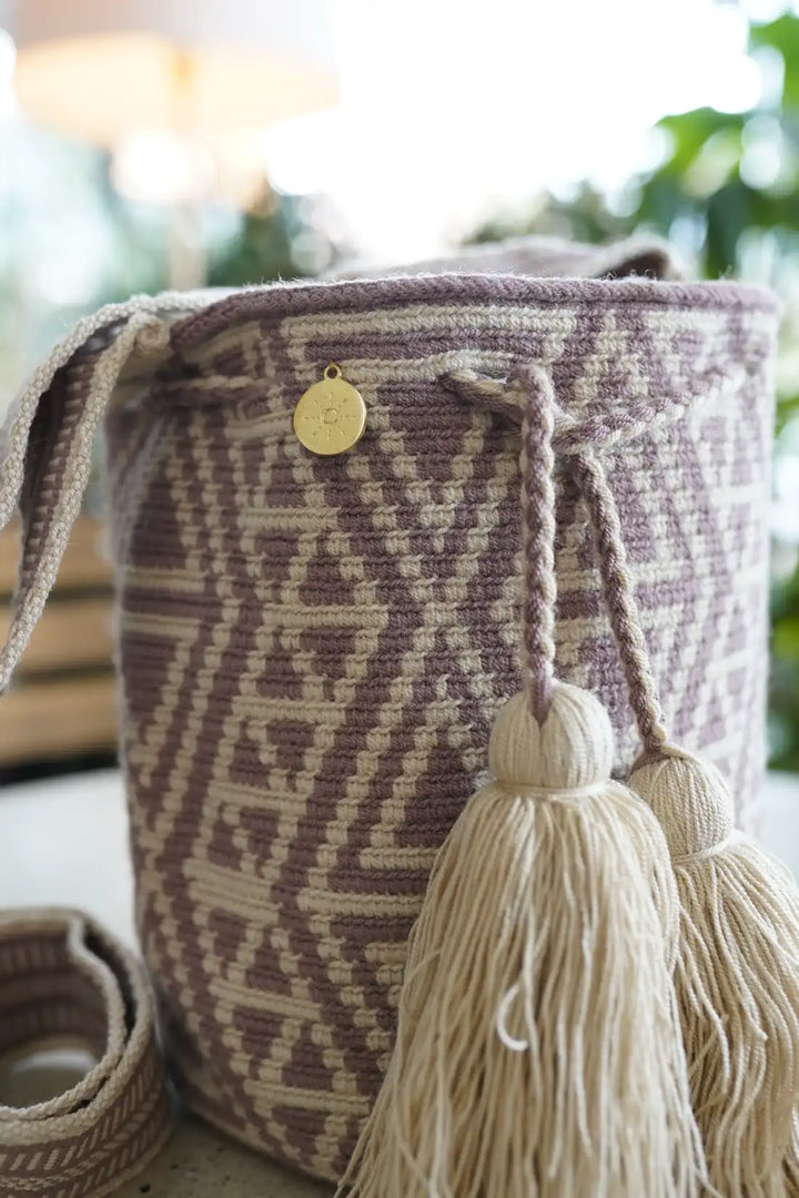 Ainmajay – Mochila Wayuu tradicional mediana en tonos suaves