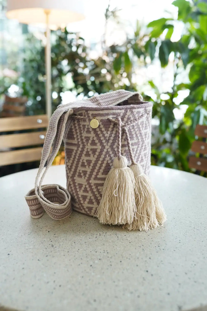 Ainmajay – Mochila Wayuu tradicional mediana en tonos suaves