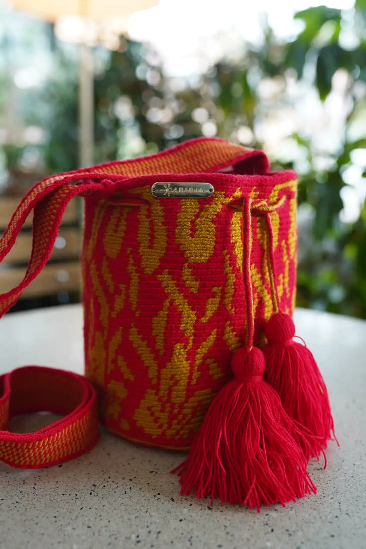 Alujut – Mochila Wayuu tradicional pequeña en colores fuego
