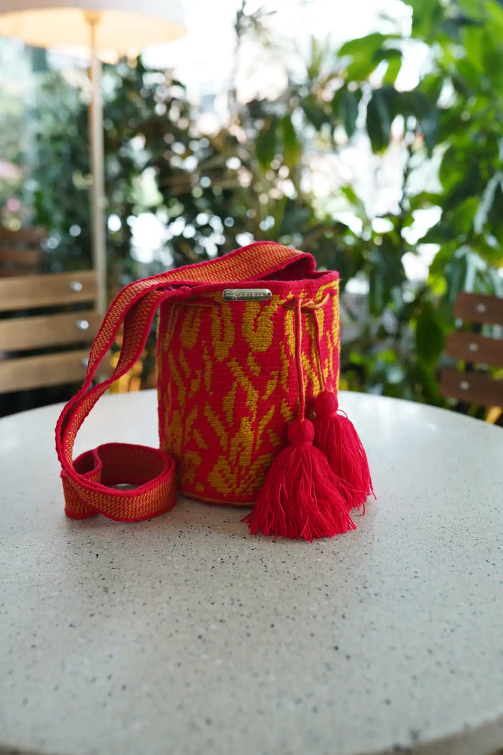 Alujut – Mochila Wayuu tradicional pequeña en colores fuego