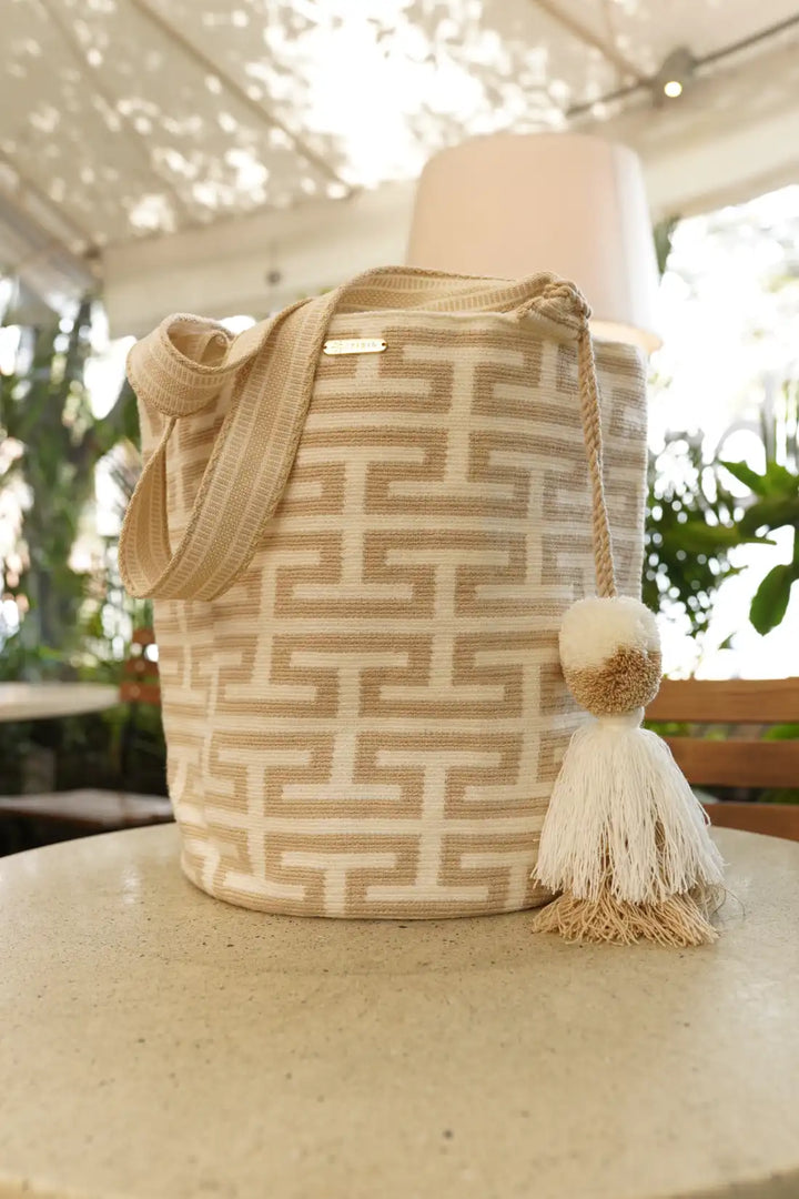 Anain – Mochila Wayuu tradicional grande en beige y blanco hueso