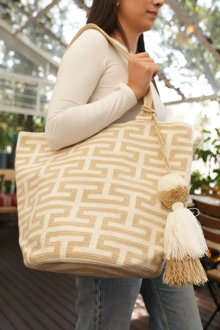 Anain – Mochila Wayuu tradicional grande en beige y blanco hueso