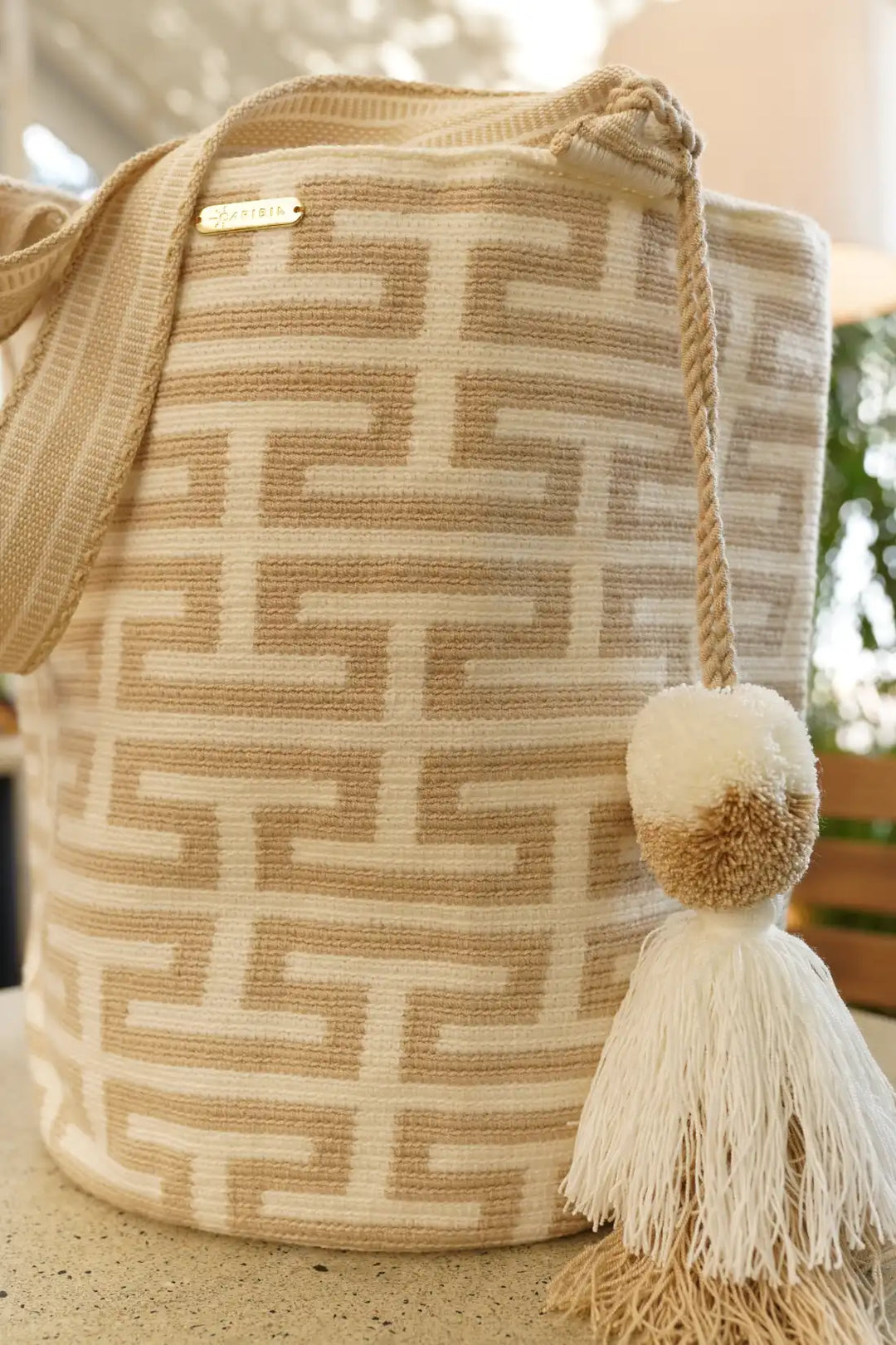 Anain – Mochila Wayuu tradicional grande en beige y blanco hueso