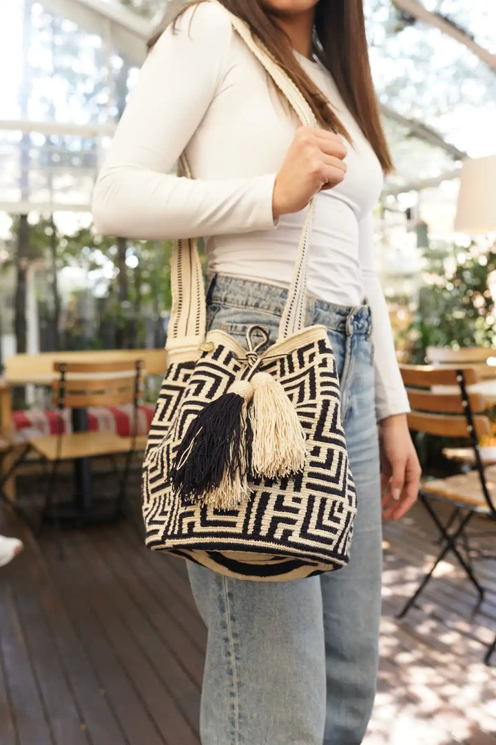 Apüna – Mochila Wayuu tradicional grande en negro y beige