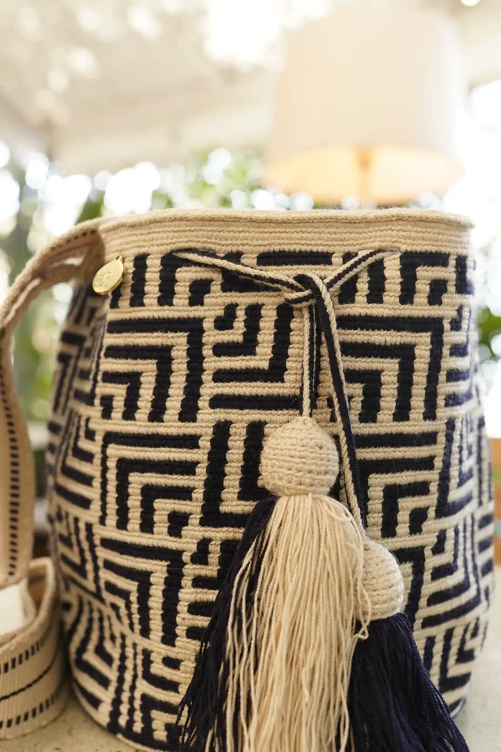 Apüna – Mochila Wayuu tradicional grande en negro y beige