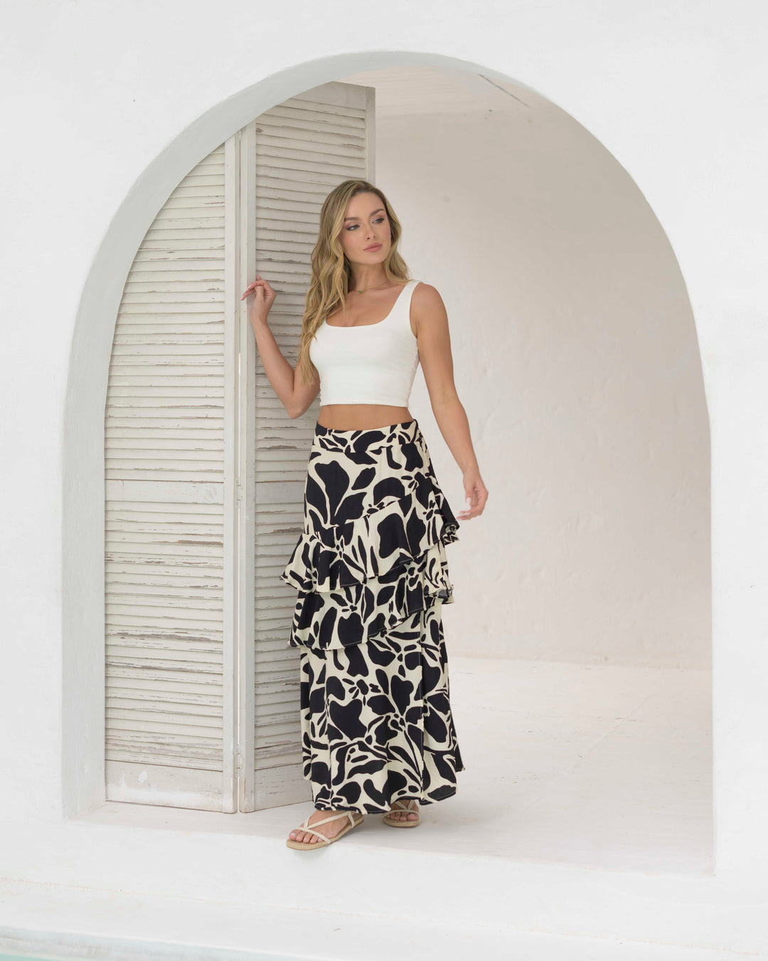 NITTA BONITA FALDA KAREN FLORES NEGRA