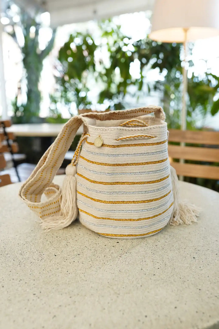 Wopu – Mochila Wayuu con diseño brillante en dorado y plateado