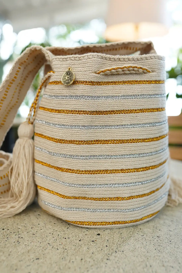 Wopu – Mochila Wayuu con diseño brillante en dorado y plateado