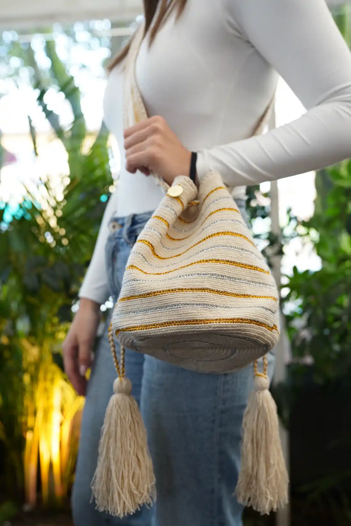 Wopu – Mochila Wayuu con diseño brillante en dorado y plateado