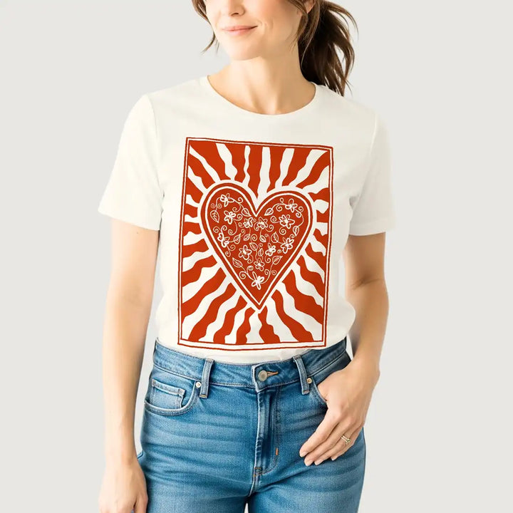 Camiseta basica ivory Corazon grande rojo con flores en el centro