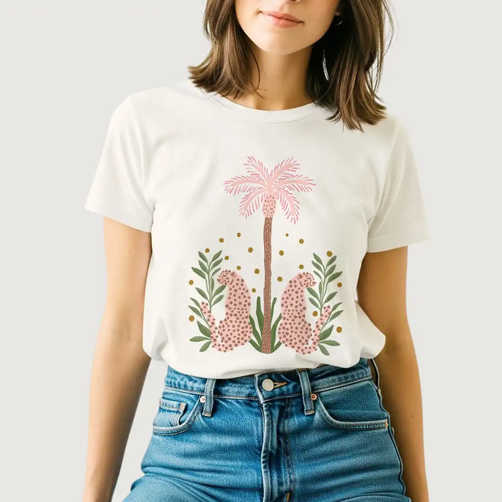 Camiseta basica ivory Palma rosada con dos leopardos rosados