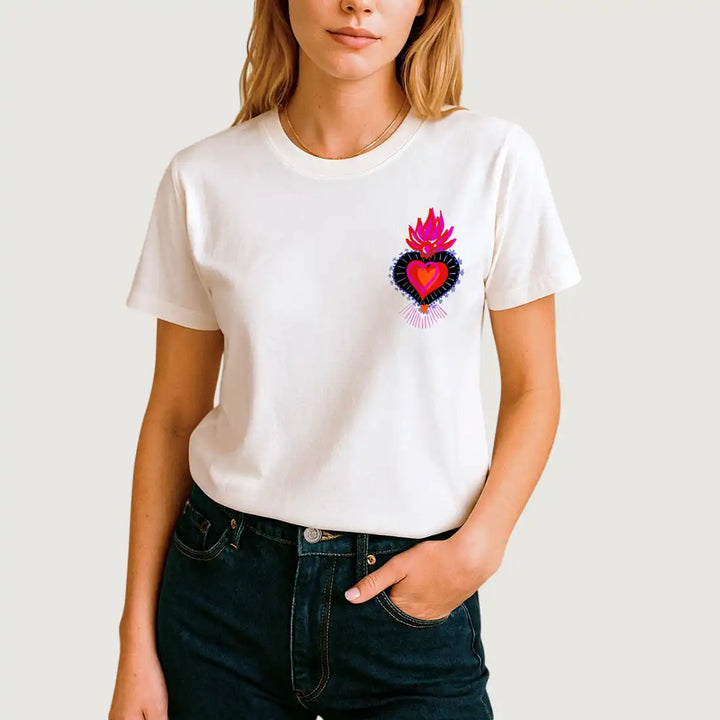 Camiseta basica ivory corazon negro con rojo fuego bolsillero
