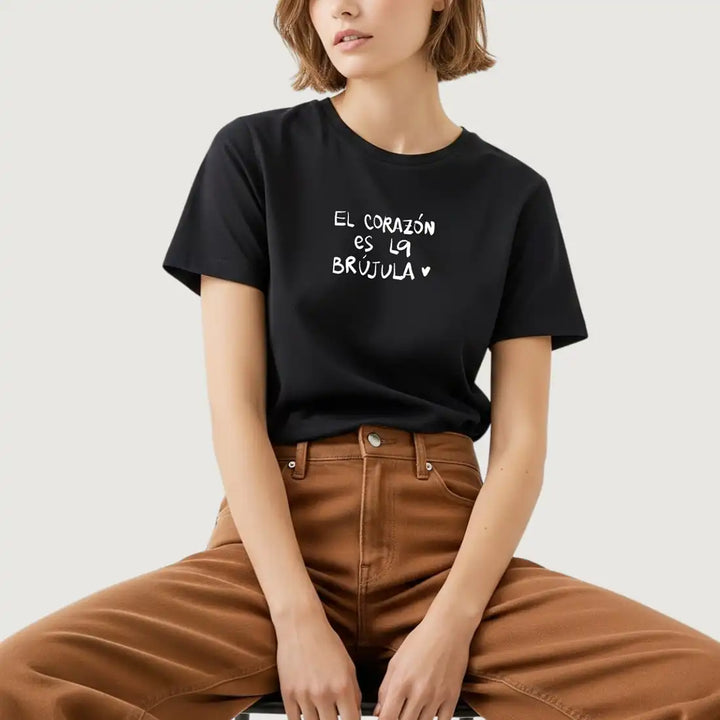 Camiseta basica Negra El corazon es la brujula