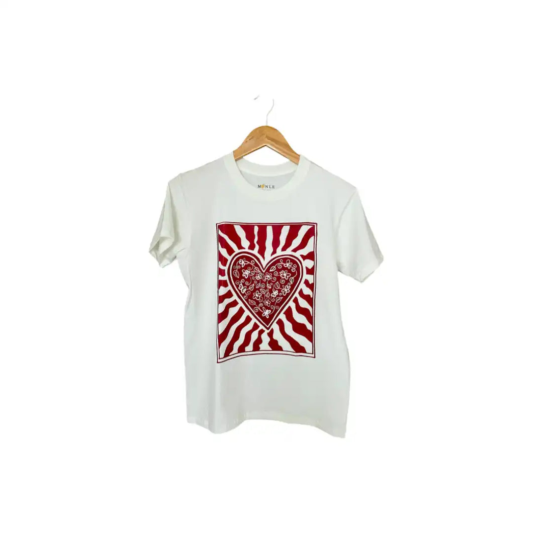 Camiseta basica ivory Corazon grande rojo con flores en el centro