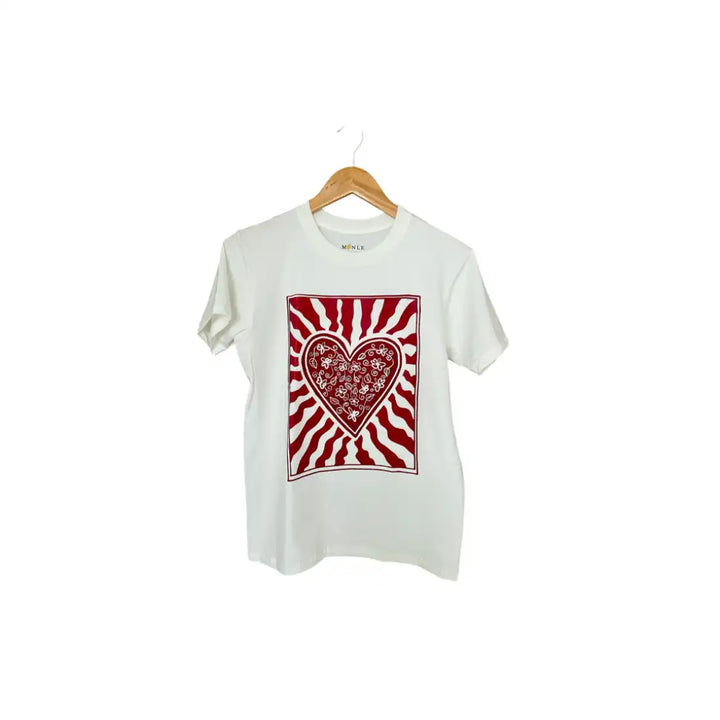 Camiseta basica ivory Corazon grande rojo con flores en el centro