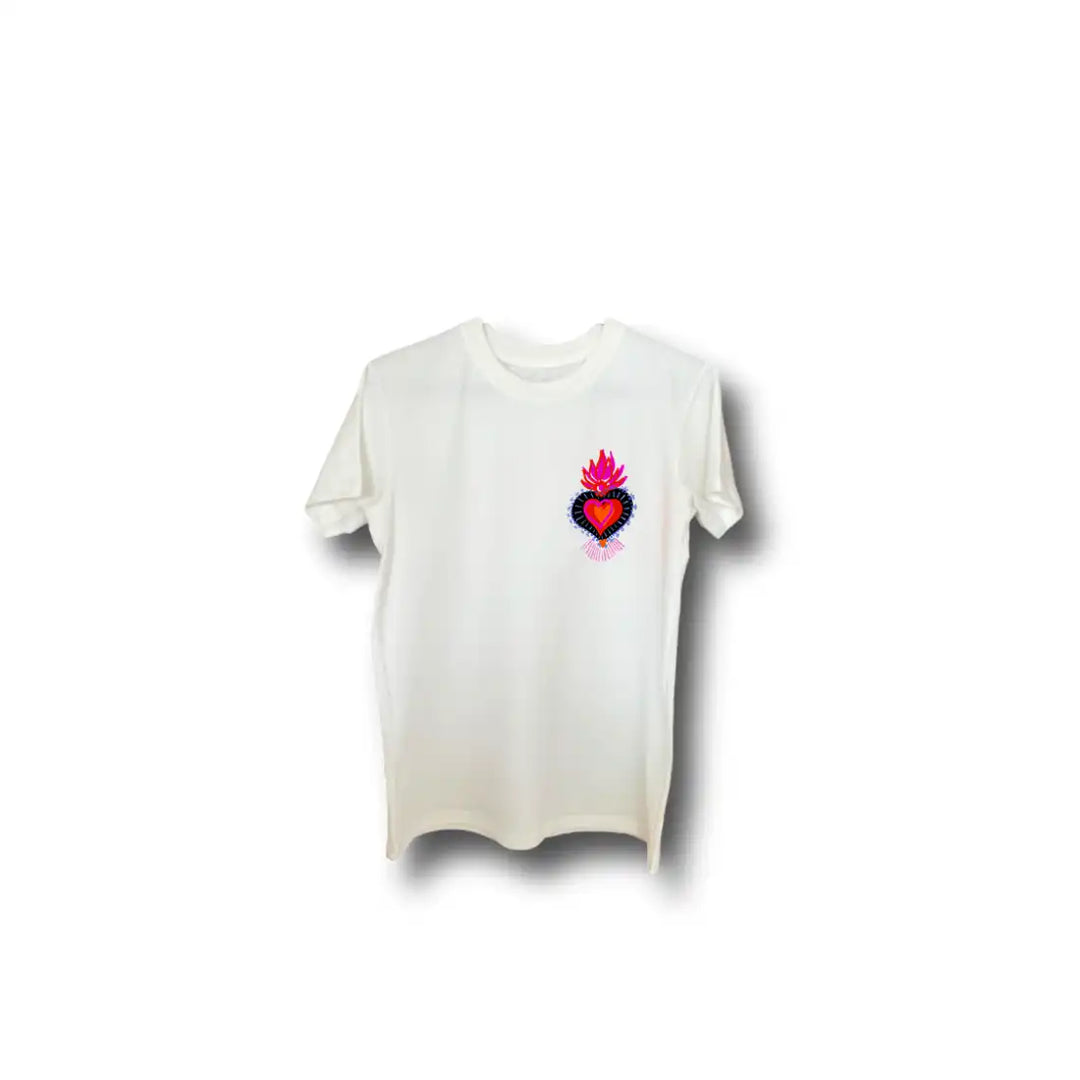 Camiseta basica ivory corazon negro con rojo fuego bolsillero