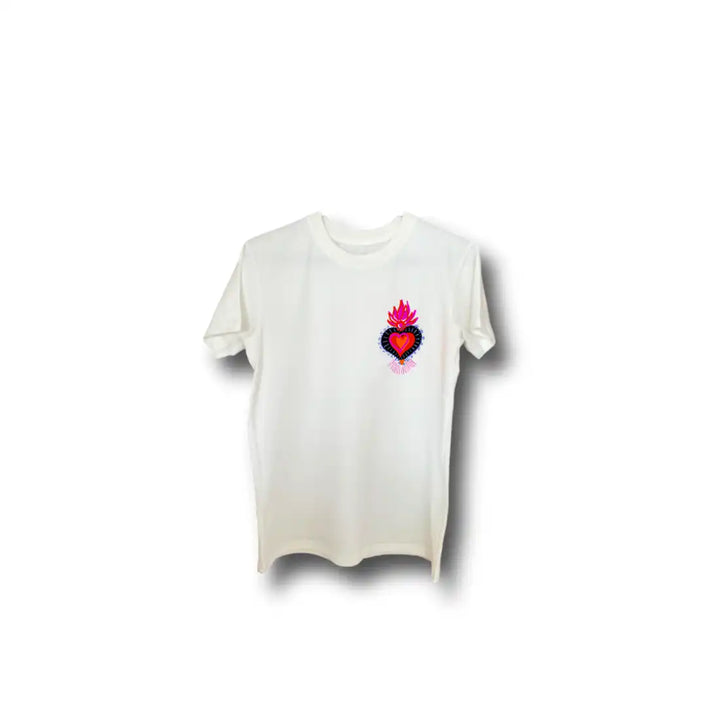 Camiseta basica ivory corazon negro con rojo fuego bolsillero