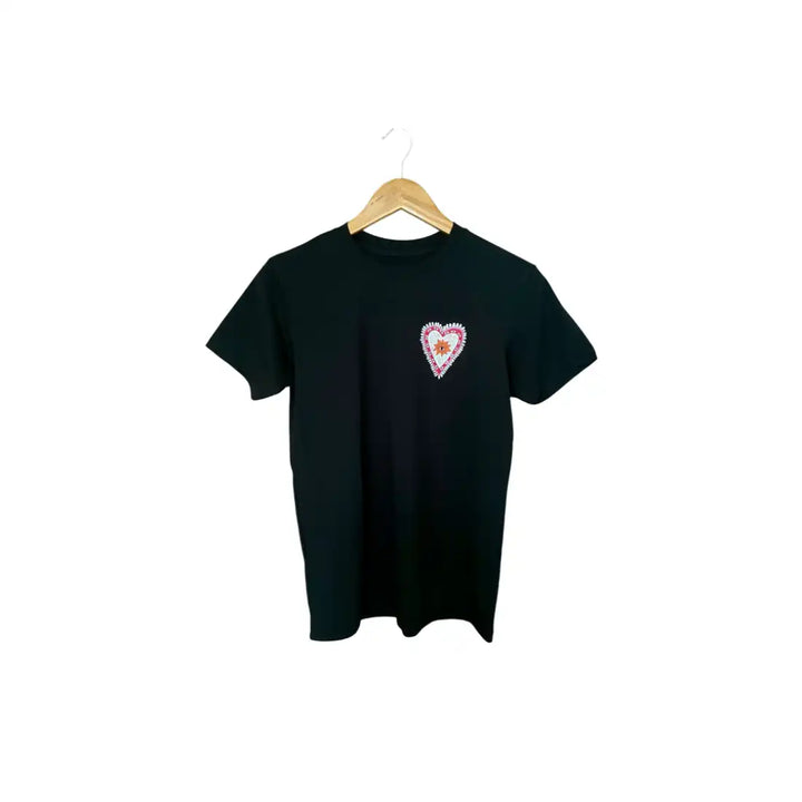 Camiseta basica Negra Corazon con sol y ojo bolsillero