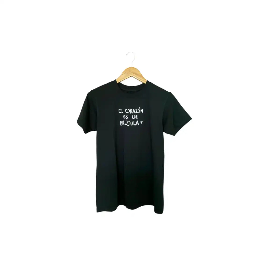 Camiseta basica Negra El corazon es la brujula