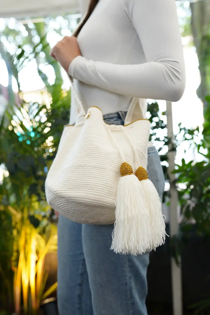 Epia – Mochila Wayuu mediana blanca con borde dorado en hilo de seda