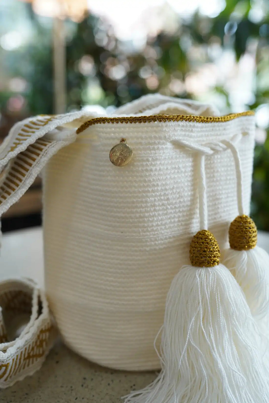 Epia – Mochila Wayuu mediana blanca con borde dorado en hilo de seda