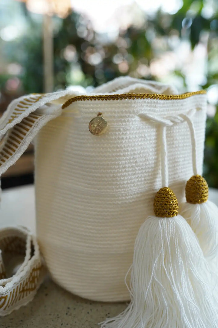 Epia – Mochila Wayuu mediana blanca con borde dorado en hilo de seda