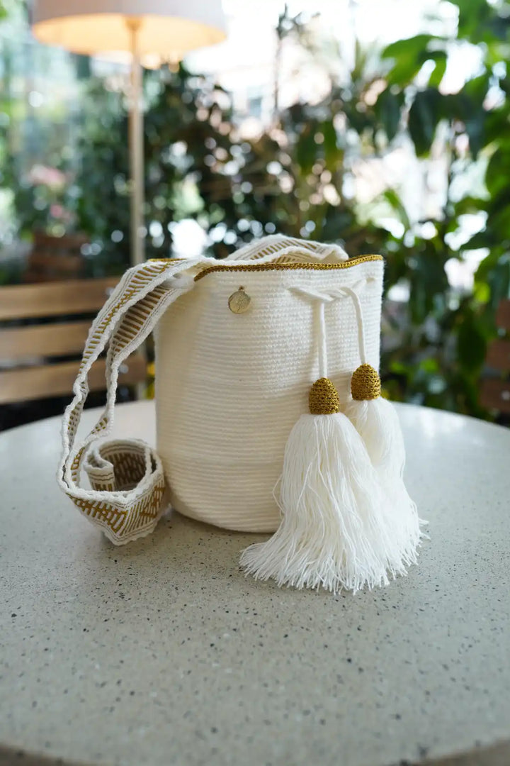 Epia – Mochila Wayuu mediana blanca con borde dorado en hilo de seda