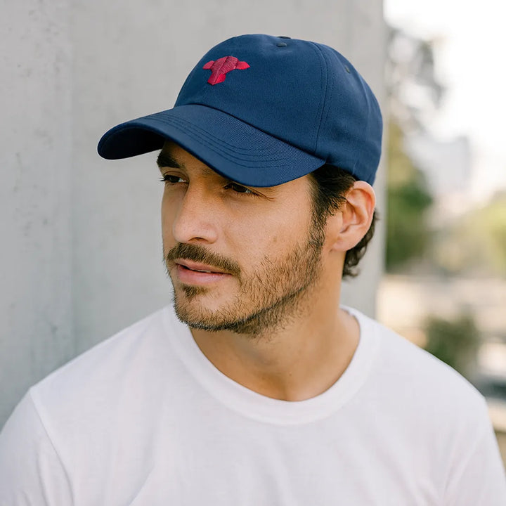 JUAN BECERRA GORRA AZUL LOGO FUCSIA