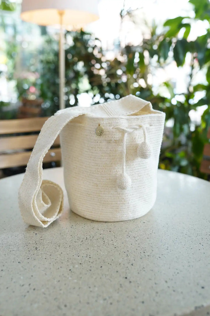 Ichii Mochila Wayuu brillante en blanco hueso y dorado