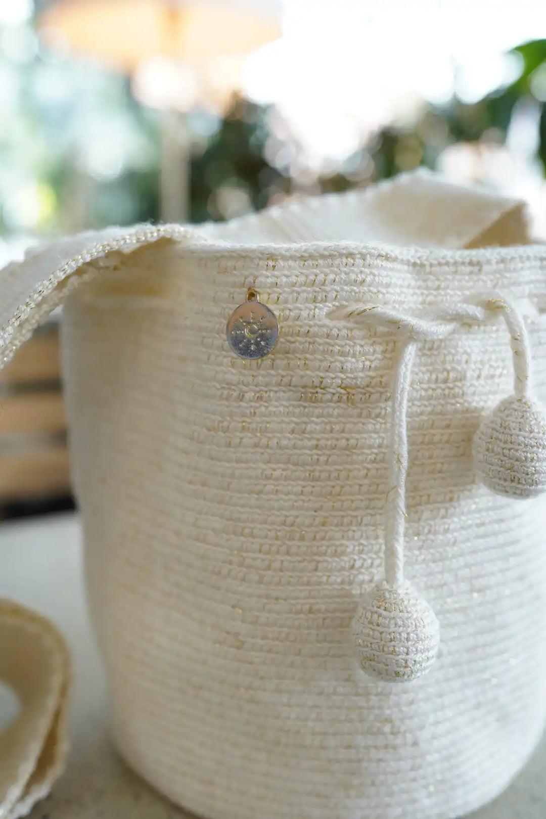 Ichii Mochila Wayuu brillante en blanco hueso y dorado