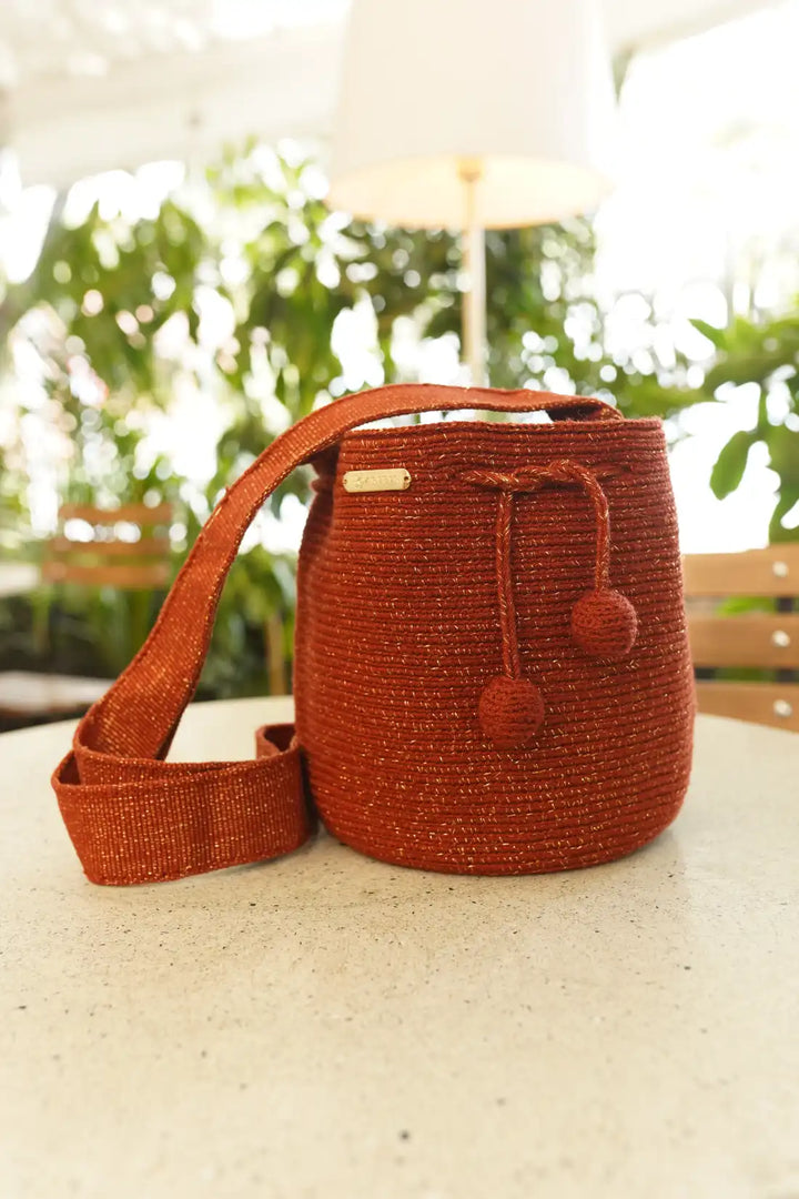 Isashi Mochila Wayuu brillante en terracota y dorado