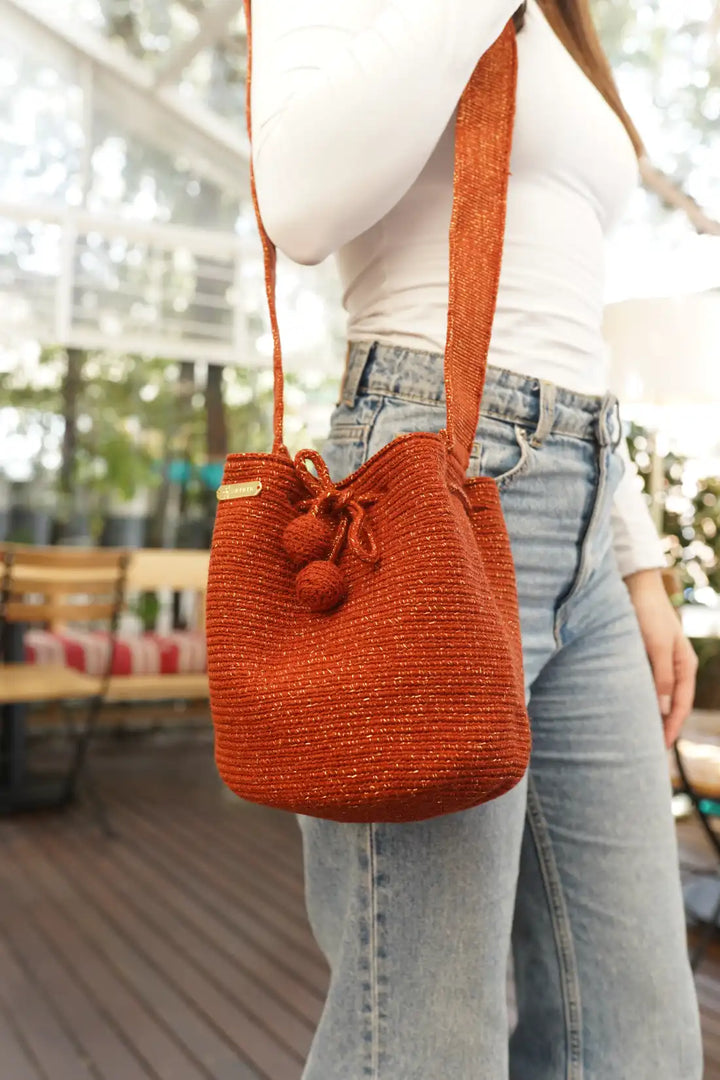 Isashi Mochila Wayuu brillante en terracota y dorado