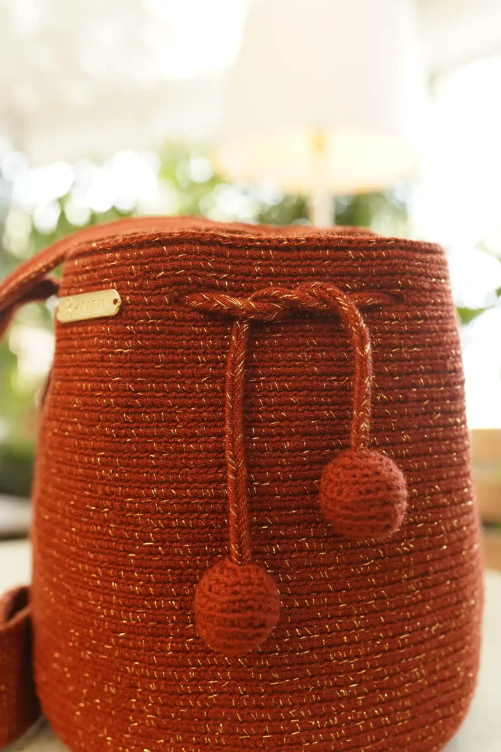Isashi Mochila Wayuu brillante en terracota y dorado