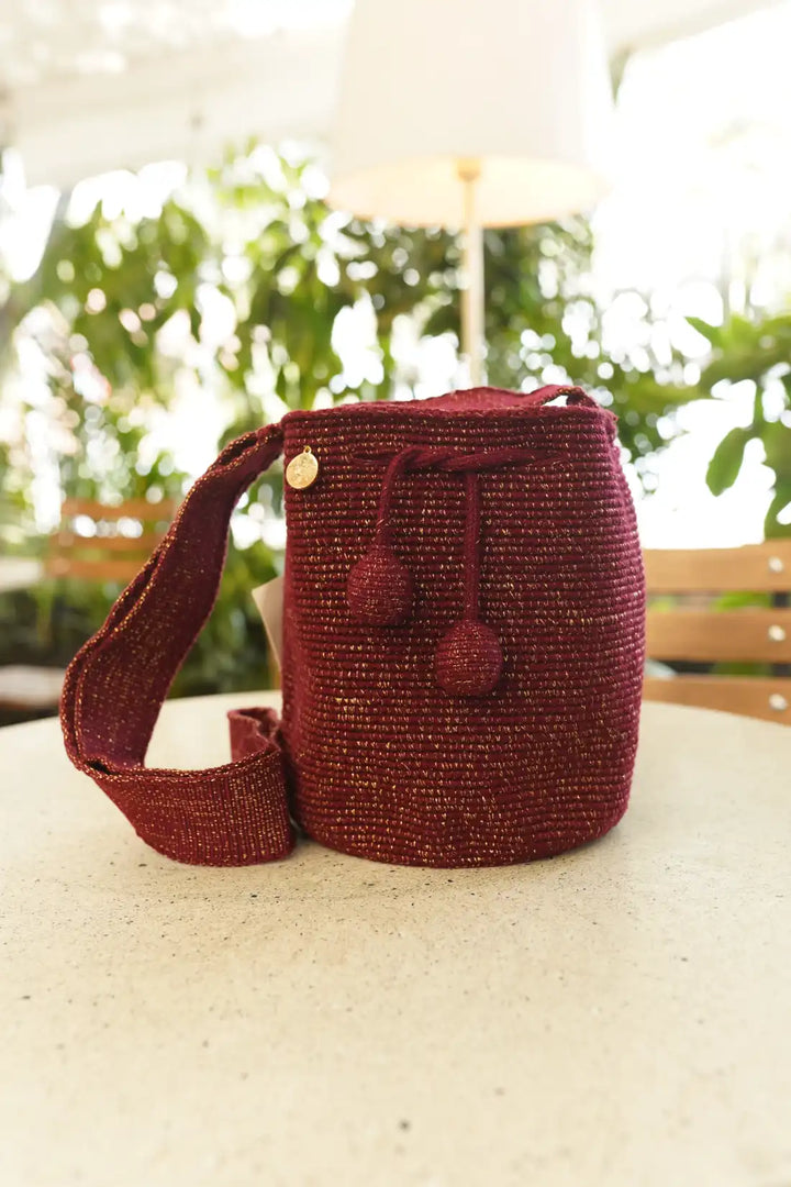 Isha Mochila Wayuu brillante en vinotinto y dorado