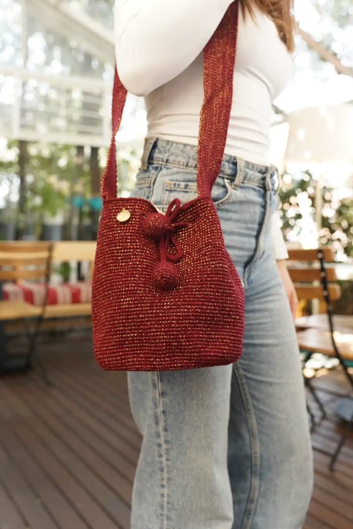 Isha Mochila Wayuu brillante en vinotinto y dorado