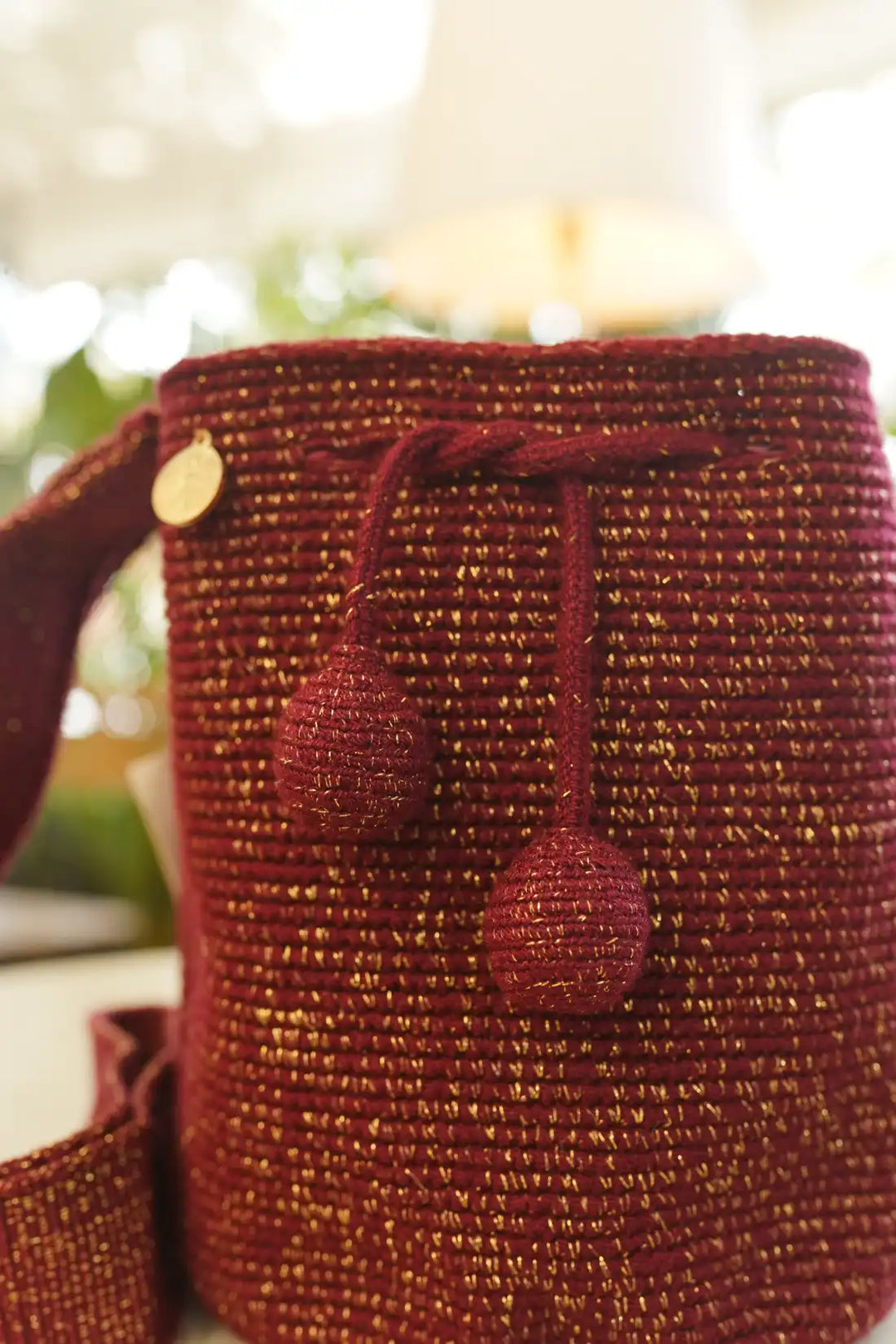 Isha Mochila Wayuu brillante en vinotinto y dorado