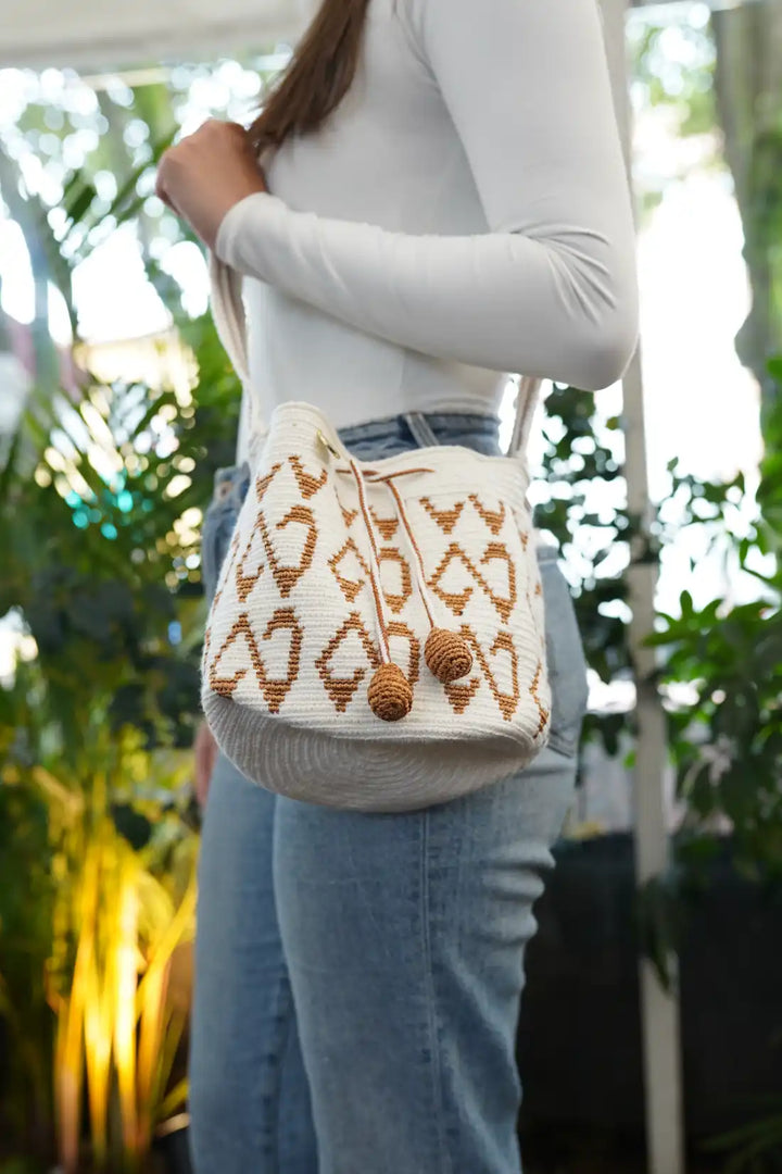Jewua – Mochila Wayuu con diseño en hilo de seda color cobre