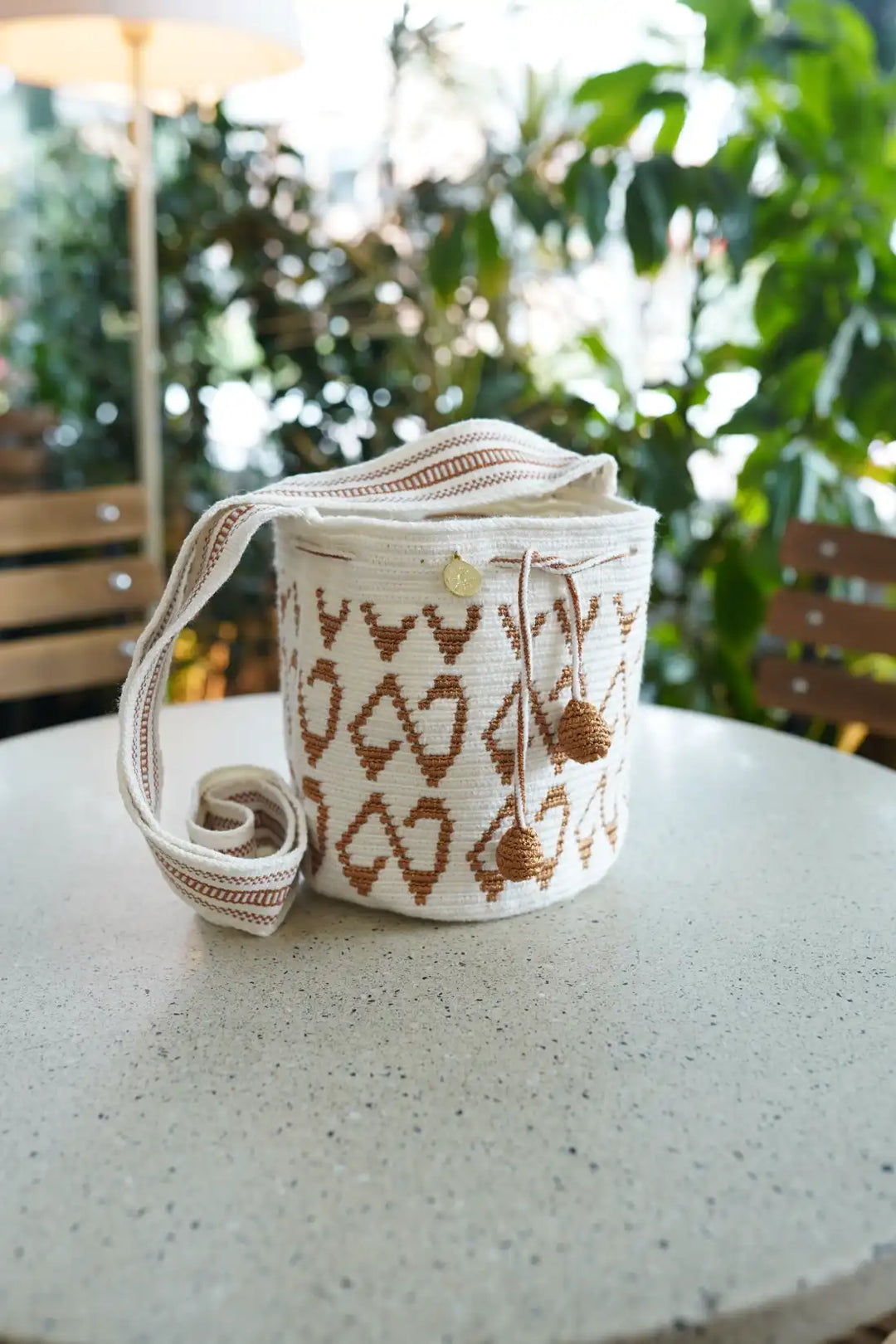 Jewua – Mochila Wayuu con diseño en hilo de seda color cobre