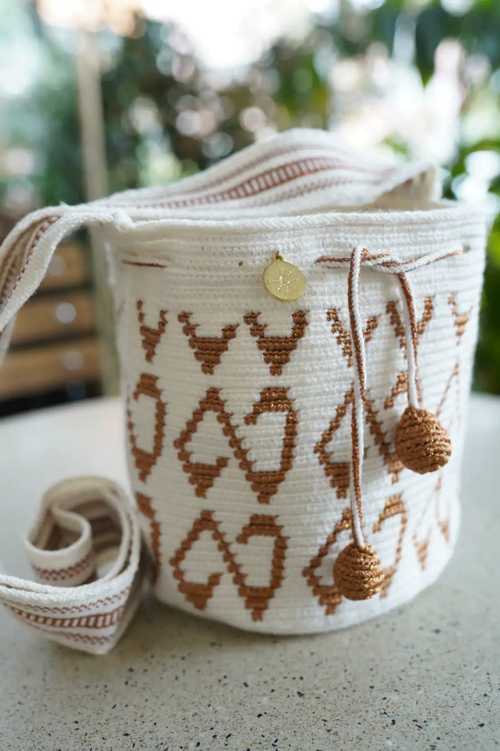 Jewua – Mochila Wayuu con diseño en hilo de seda color cobre