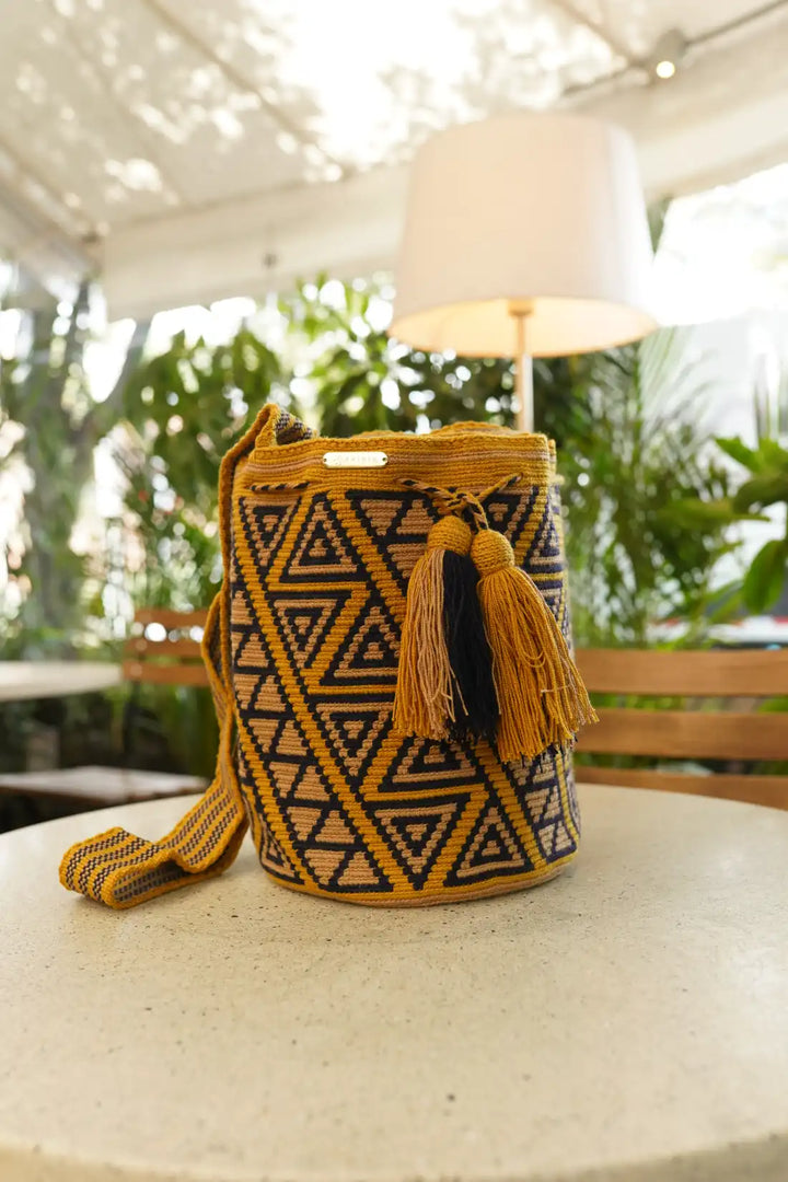 Luma – Mochila Wayuu tradicional grande en mostaza con detalles café y negro