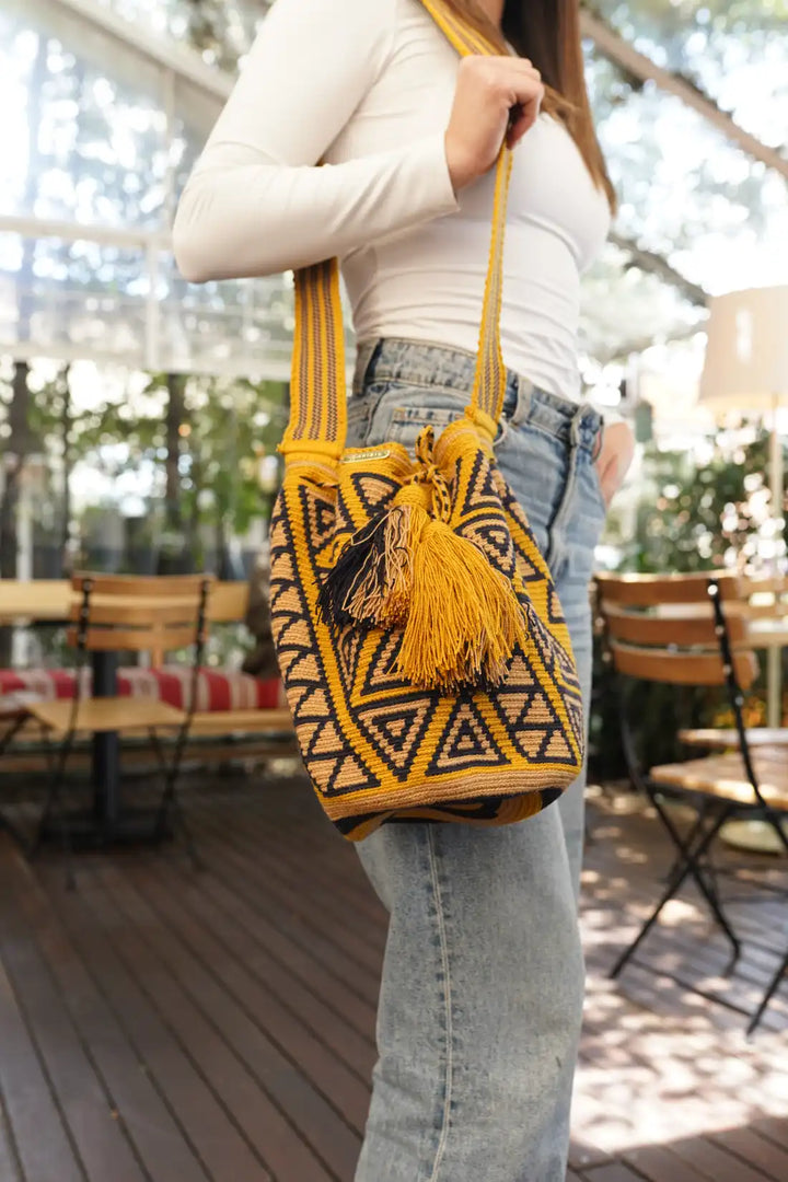 Luma – Mochila Wayuu tradicional grande en mostaza con detalles café y negro