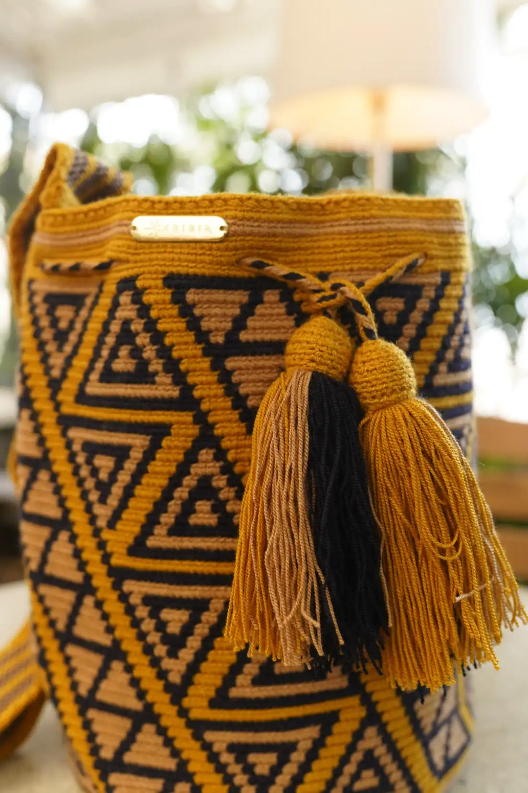 Luma – Mochila Wayuu tradicional grande en mostaza con detalles café y negro