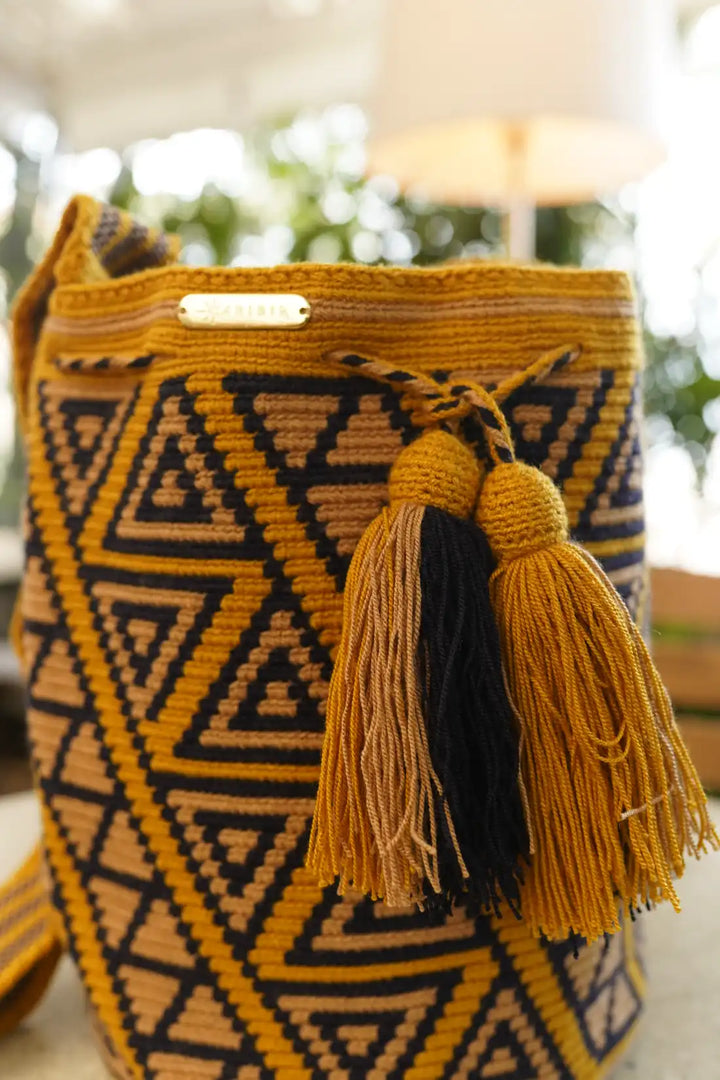 Luma – Mochila Wayuu tradicional grande en mostaza con detalles café y negro