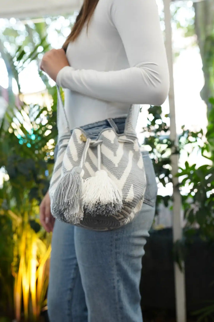 Muurai – Mochila Wayuu en tonos neutros, inspirada en el cielo guajiro