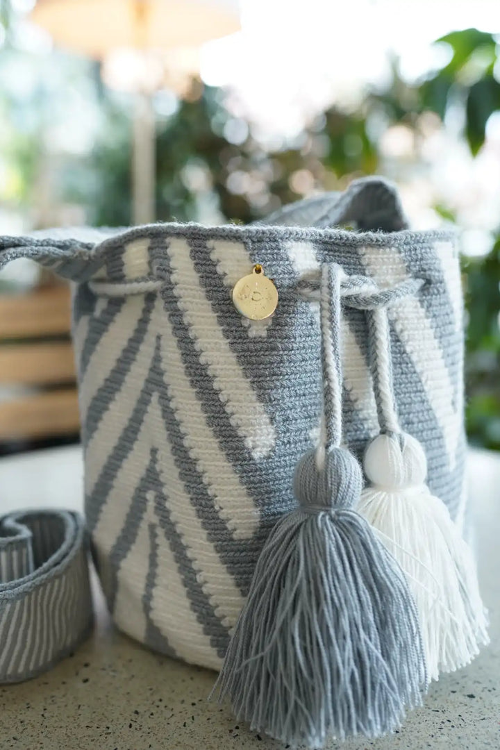 Muurai – Mochila Wayuu en tonos neutros, inspirada en el cielo guajiro